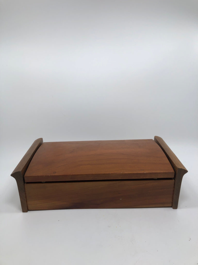 WOOD FLIP TOP KEEPSAKE BOX- MONTY TECH.