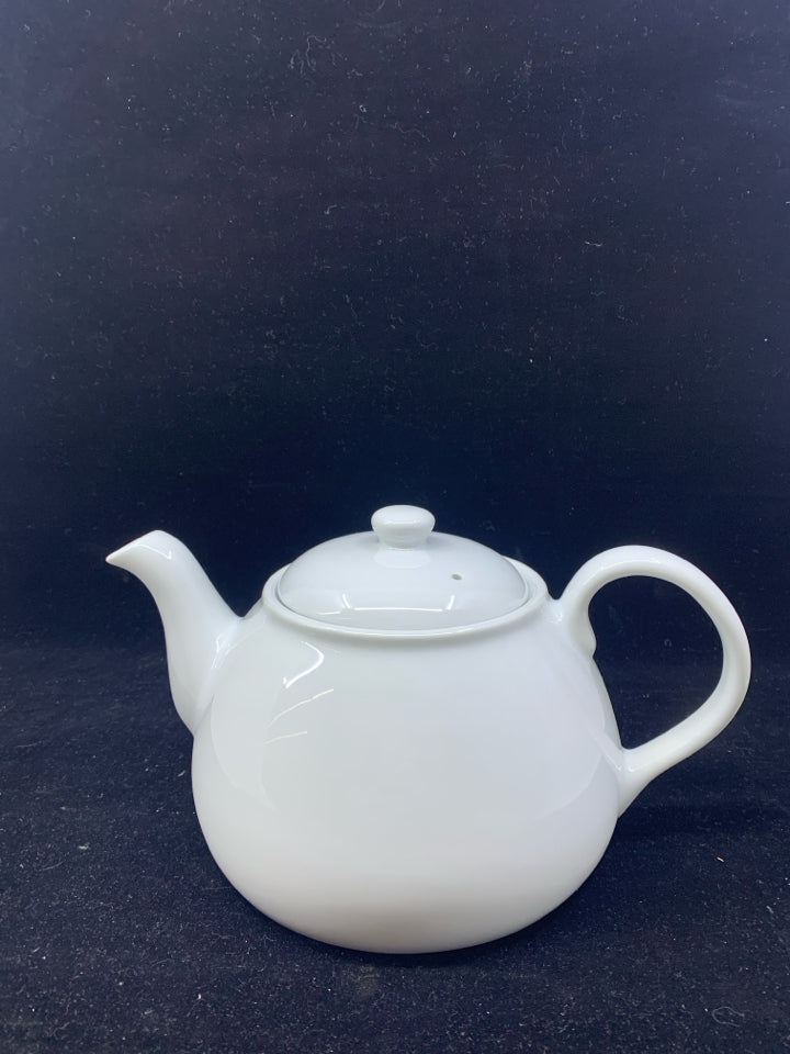 WHITE CERAMIC THRESHOLD TEAPOT.