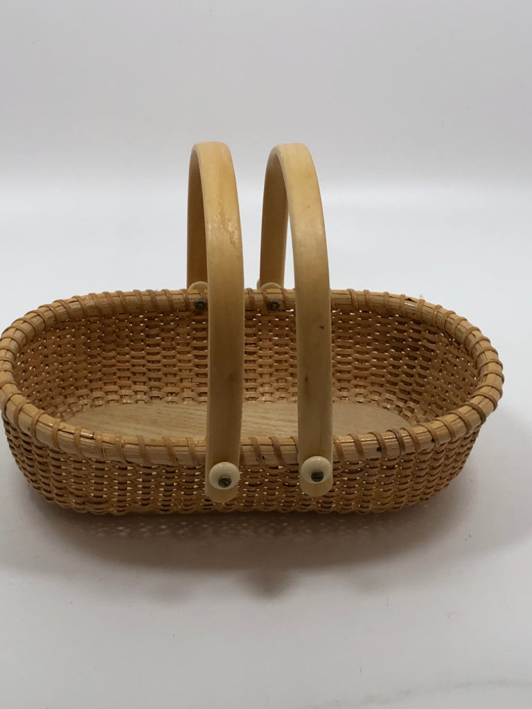 SMALL OVAL WOVEN BASKET W/TWO HANDLES.