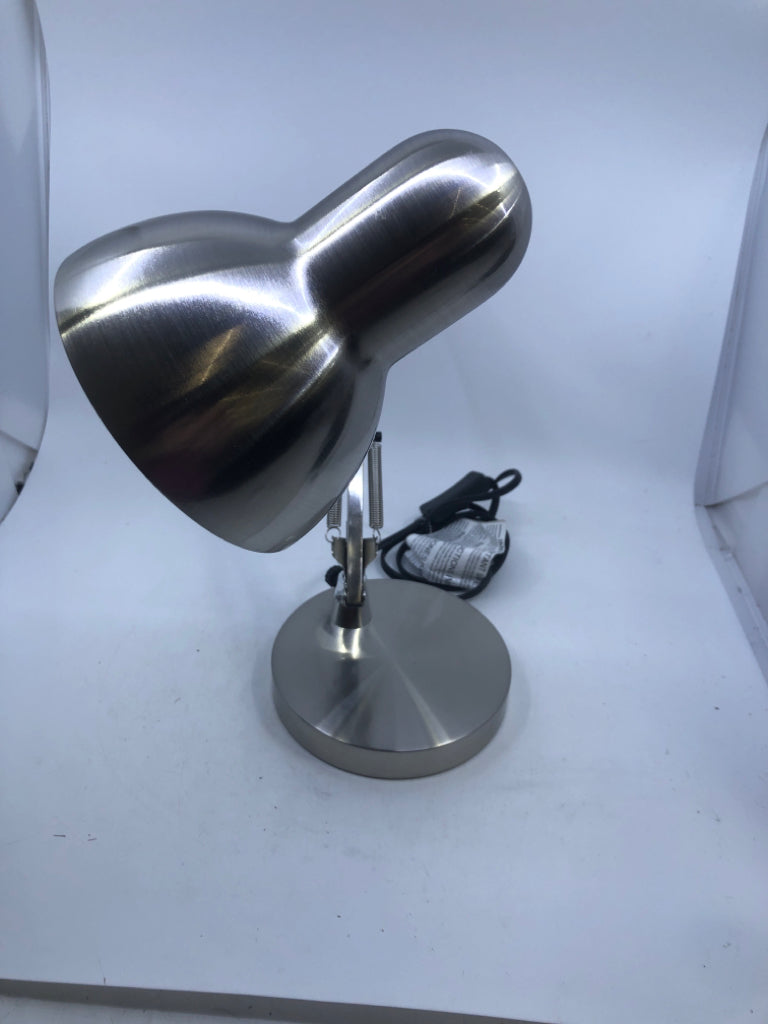 SLIVER METAL ADJUSTABLE DESK LAMP.