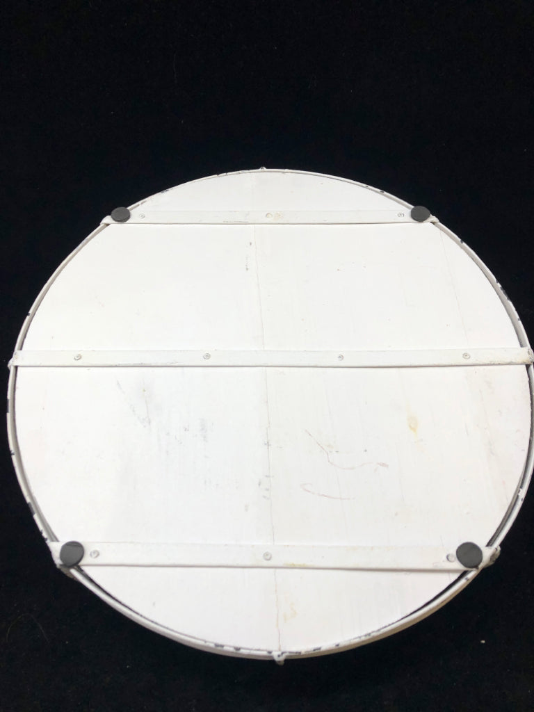DISTRESSED WHITE ROUND TRAY, METAL WOOD BASE.
