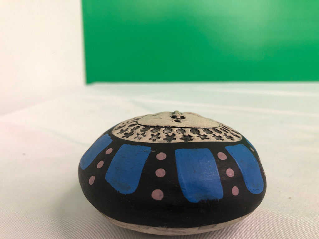 CERAMIC STONE W/ SUNFACE/EMBOSSED BLUEBERRIES ON ONE SIDE BELL INSIDE.