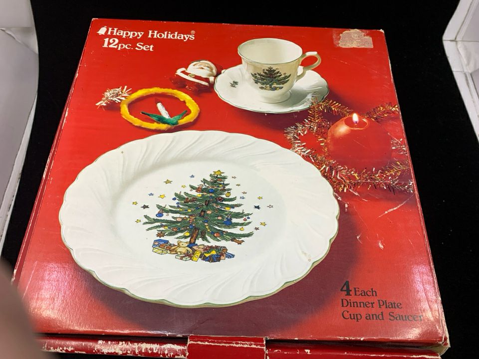 12pc HAPPY HOLIDAYS SVC 4- DINNER PLATES, CUPS, SAUCERS- IN BOX.