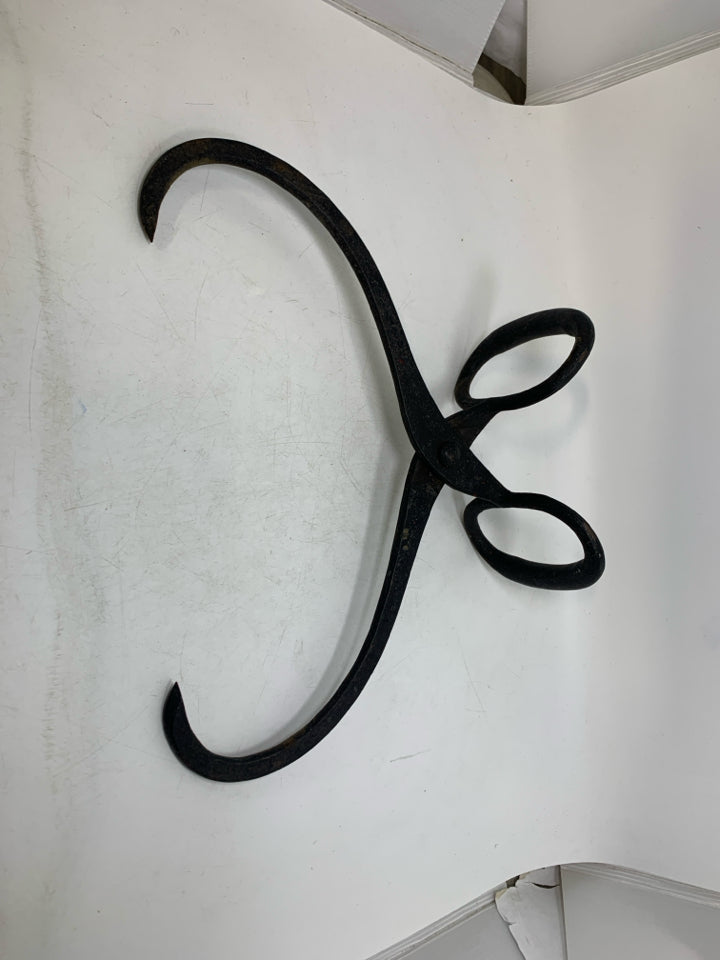 VTG METAL ICE BLOCK TONGS.