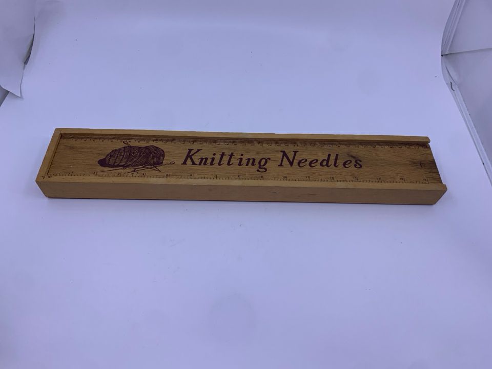 WOOD KNITTING NEEDLES HOLDER BOX.