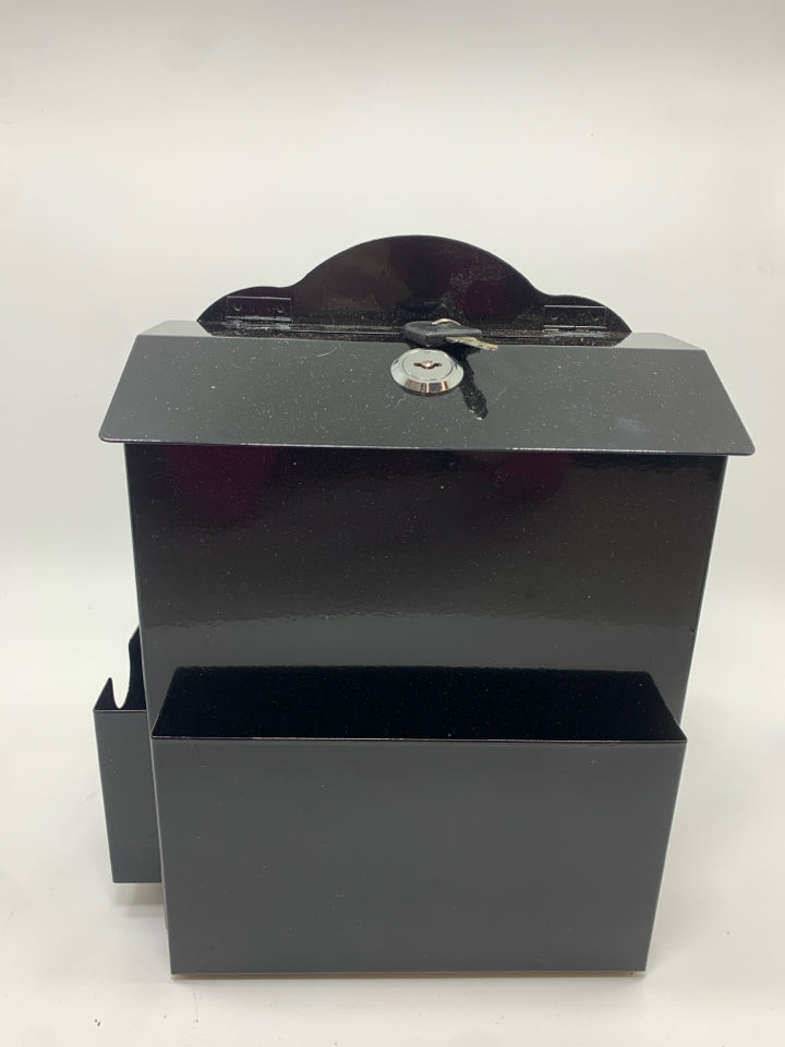 BLACK METAL SUGGESTION BOX W/KEY.