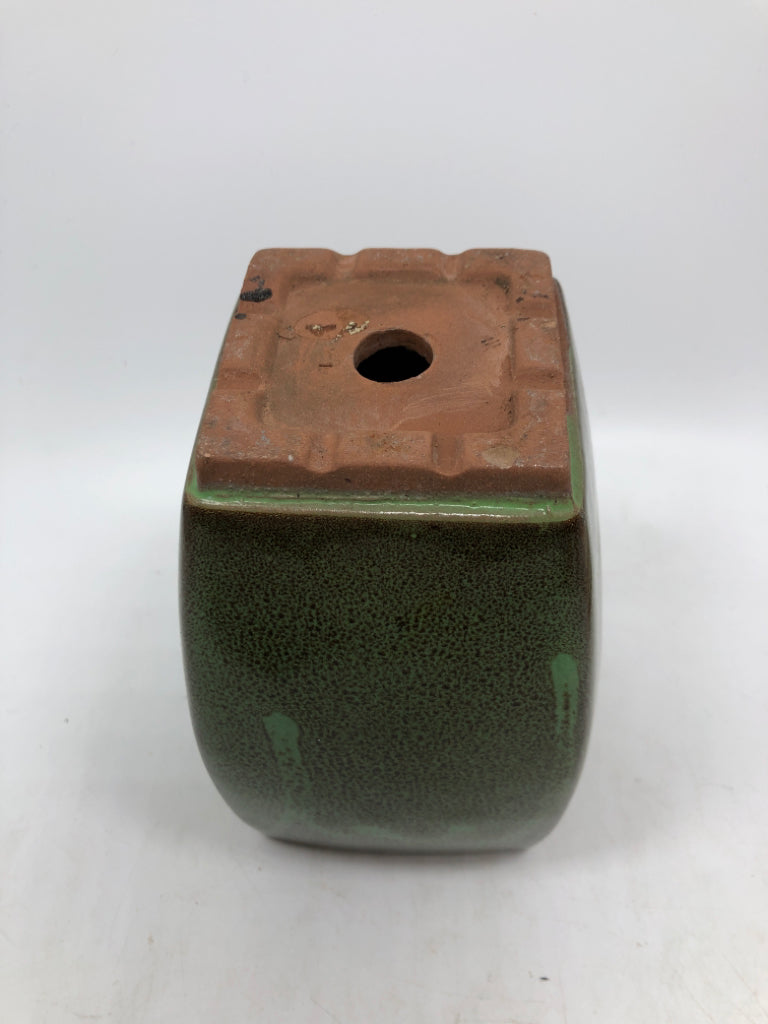 GREEN SPECKLED SQUARE PLANTER.