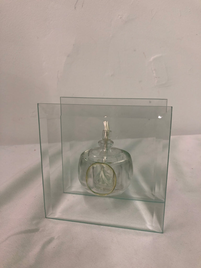 SQUARE CLEAR GLASS W/ CIRCLE OIL LAMP IN CENTER.