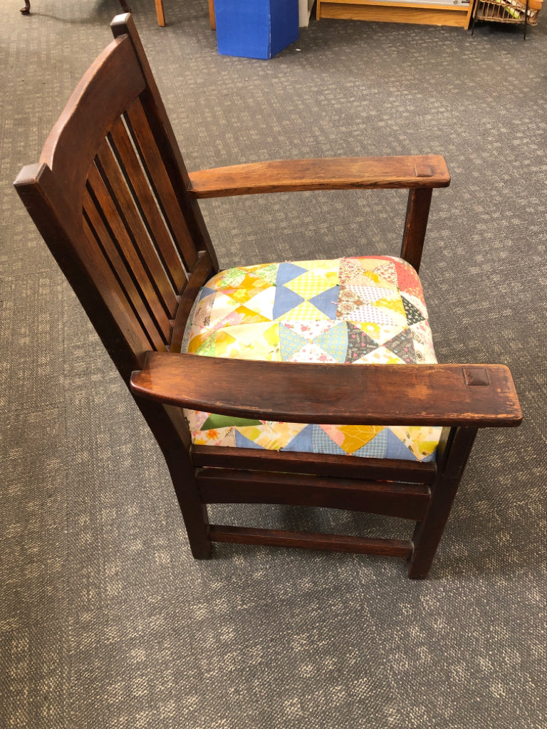 VTG L & JG STICKLEY BOW ARM MISSION OAK CHAIR W/QUILTED SEAT.