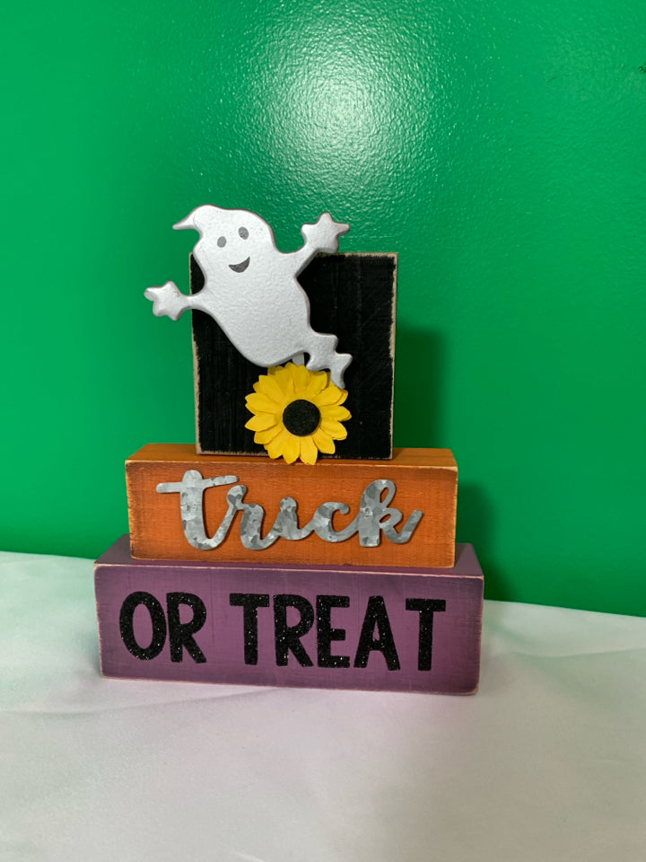 WOOD STACKED SIGN TRICK OR TREAT DECOR.