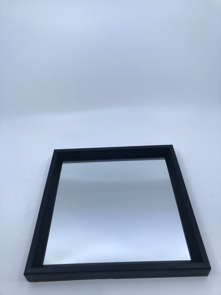 BLACK SQUARE MIRROR.