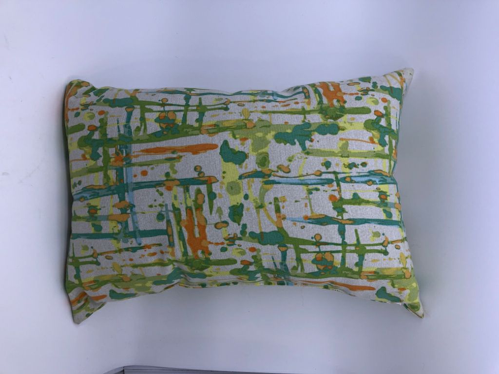 MULTI-COLORED RECTANGLE OUTDOOR PILLOW STREAK LINES.