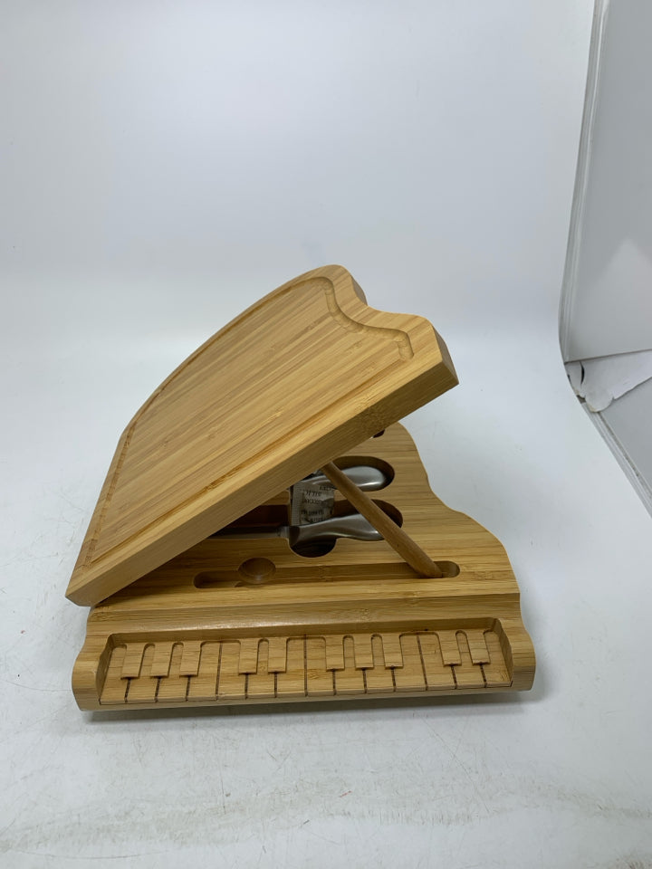 NIB PIANO CHEESE BOARD & KNIFE SET BAMBOO LEGACY BY PICNIC TIME.