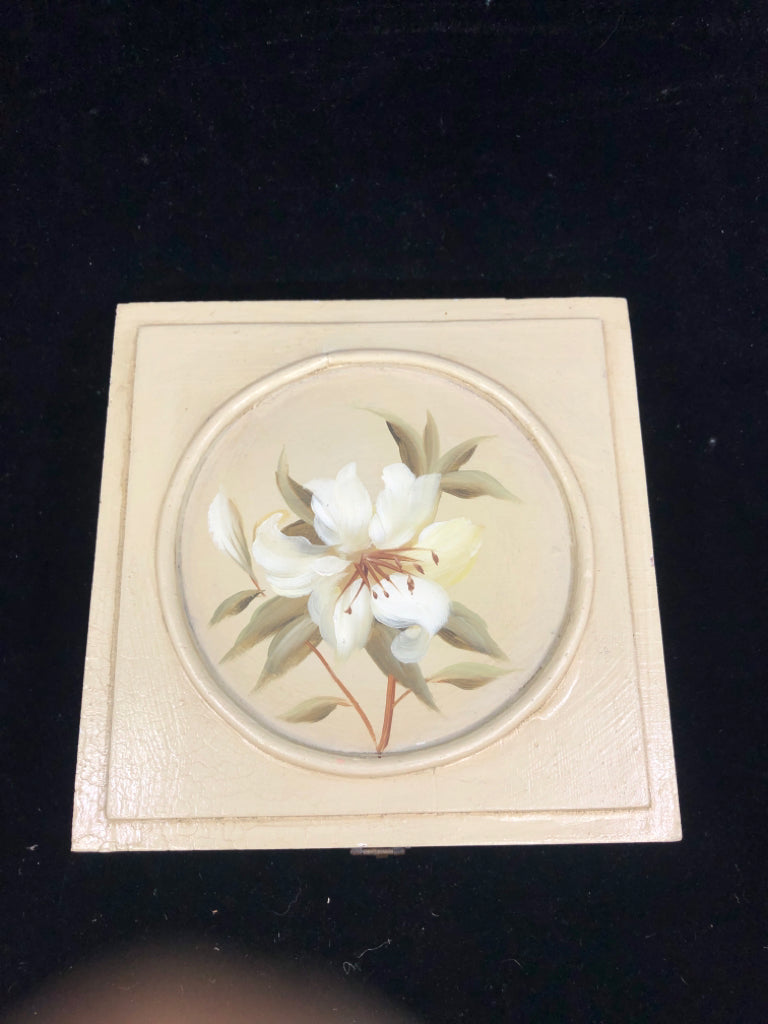 WHITE LILLY ON CREAM TRINKET BOX W LATCH.