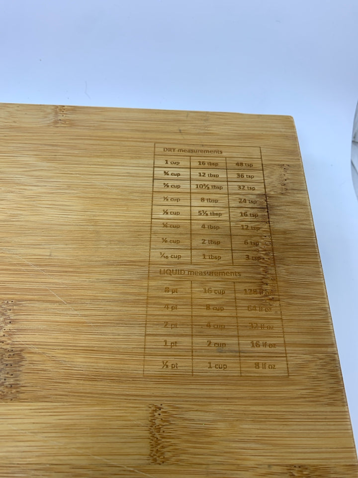 BAMBOO CUTTING BOARD W/4 SILICONE MEASURING CUPS.