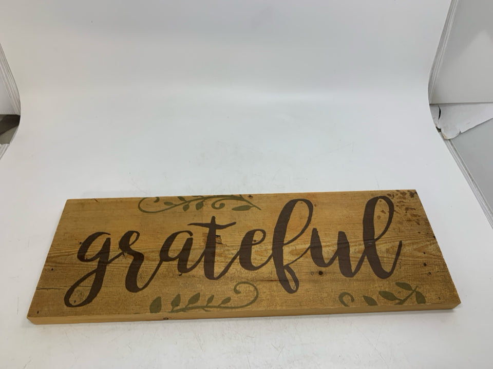 WOOD GRATEFUL SIGN.