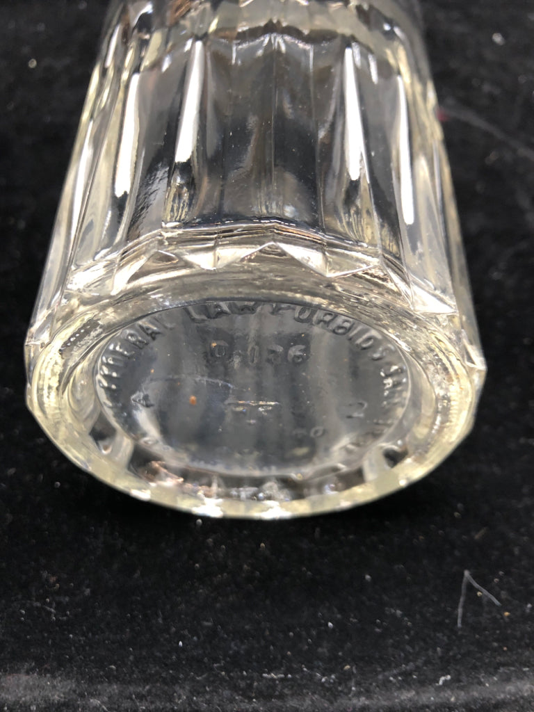 RIBBED BOTTOM CLEAR GLASS DECANTER.