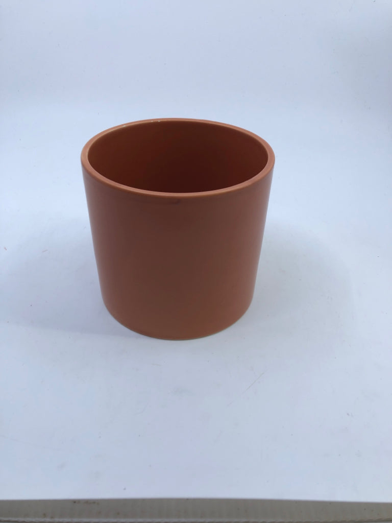TAN/ORANGE CERAMIC PLANTER.