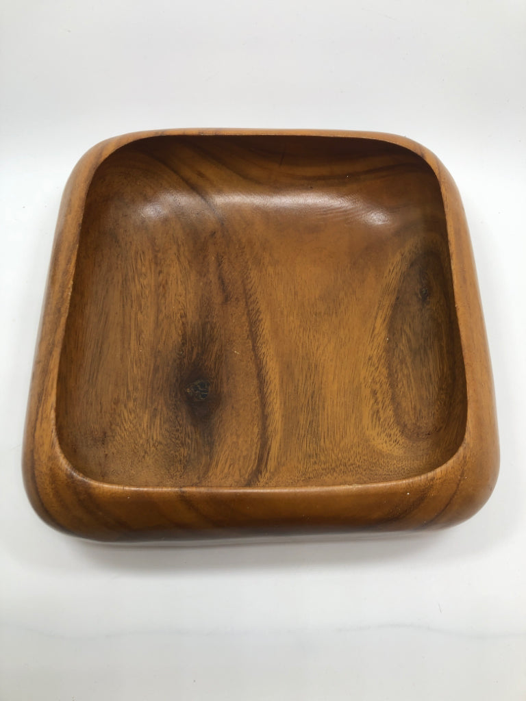 3PC VTG MONKEY POD WOOD SQUARE SALAD BOWL W/SERVING SPOONS.