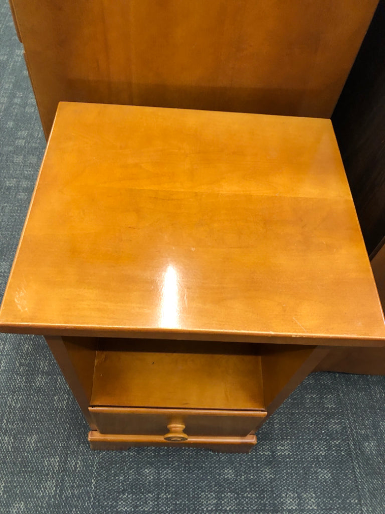 VTG 2-TIER JAMESTOWN BURNS MAPLE NIGHTSTAND W/DRAWER.