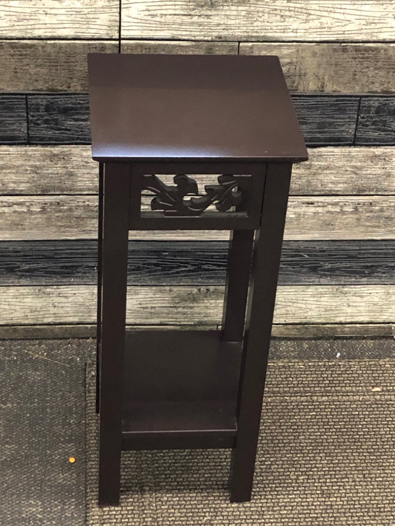 SM BROWN PLANT STAND W/WOOD DESIGN.