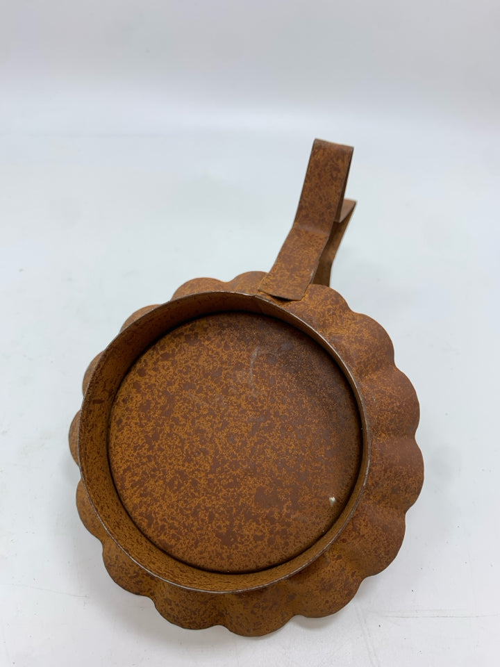 PRIMITIVE BROWN METAL STAR CANDLESTICK HOLDER.