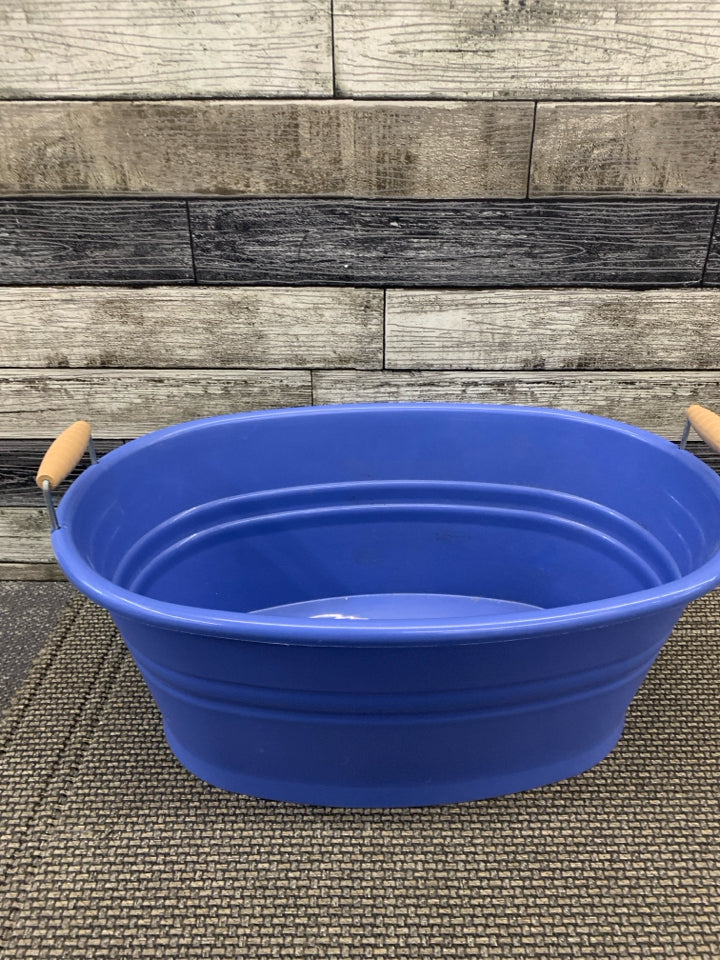 OVAL BLUE TUB W HANDLES.