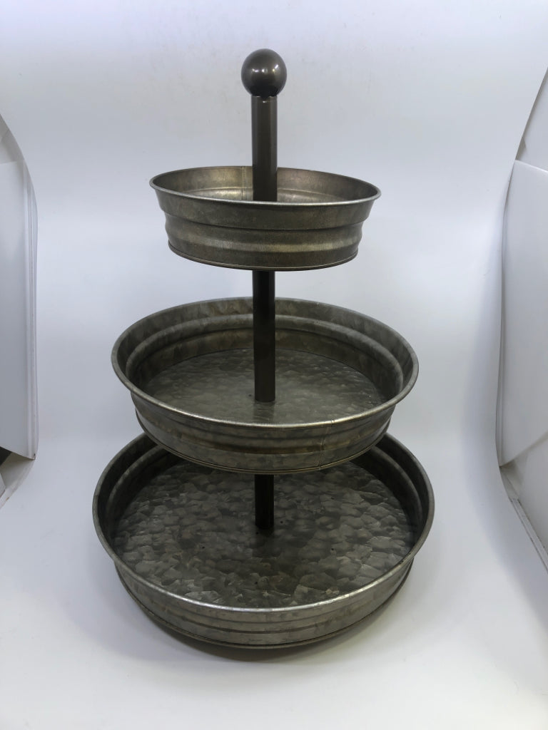 3-TIER GALVANIZED DISPLAY.