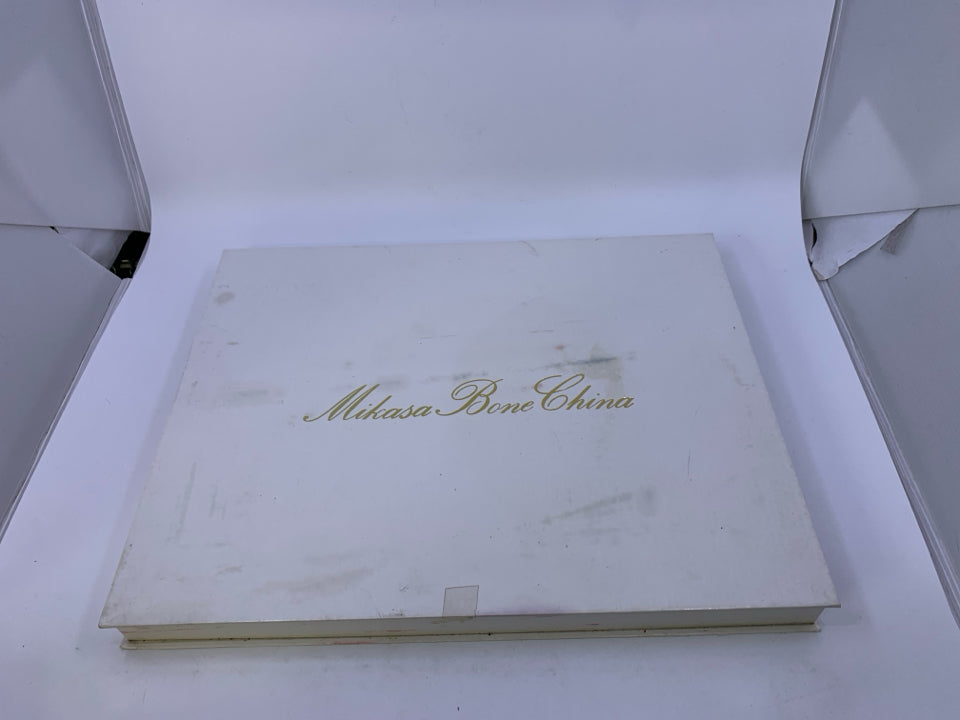NIB "SOMETHING BLUE" BONE CHINA CAKE PLATE W/ SERVING KNIFE.