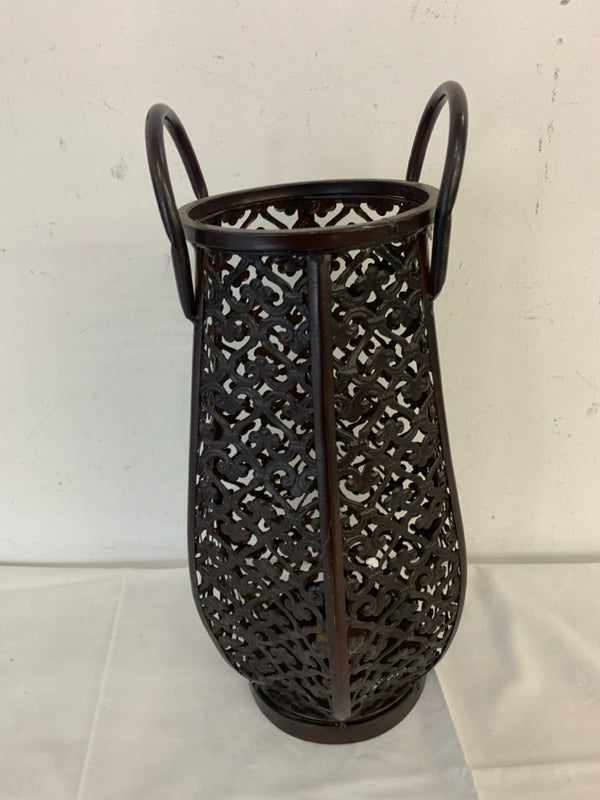 BROWN CANDLE HOLDER W HANDLES.