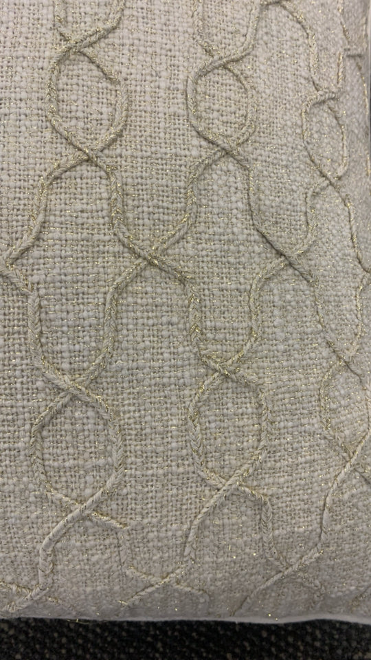 CREAM PILLOW BRAIDED GLITTER DESIGN.