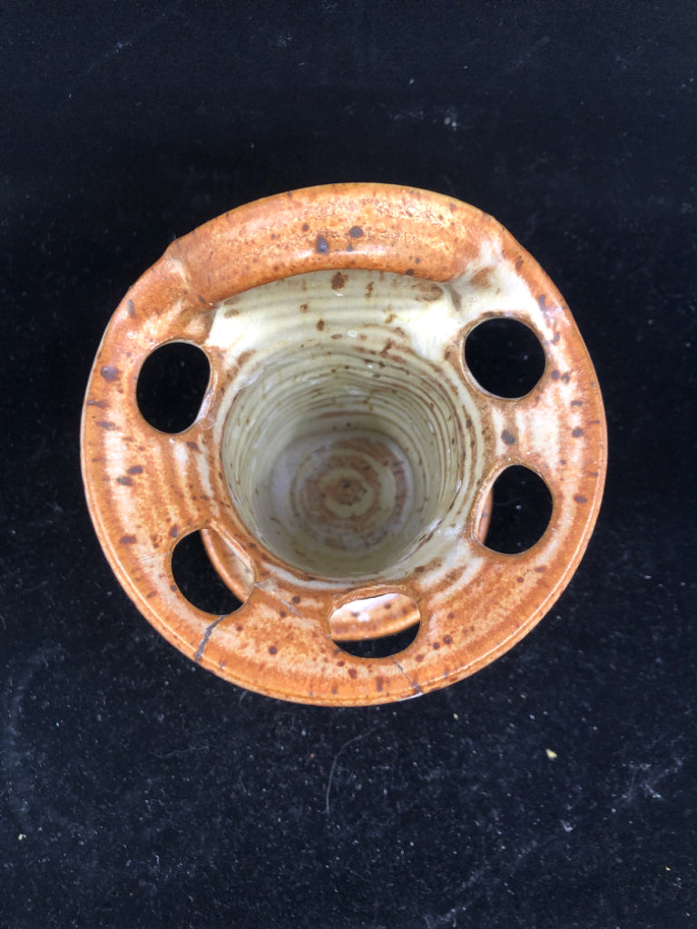 TAN POTTERY TOOTHBRUSH HOLDER.