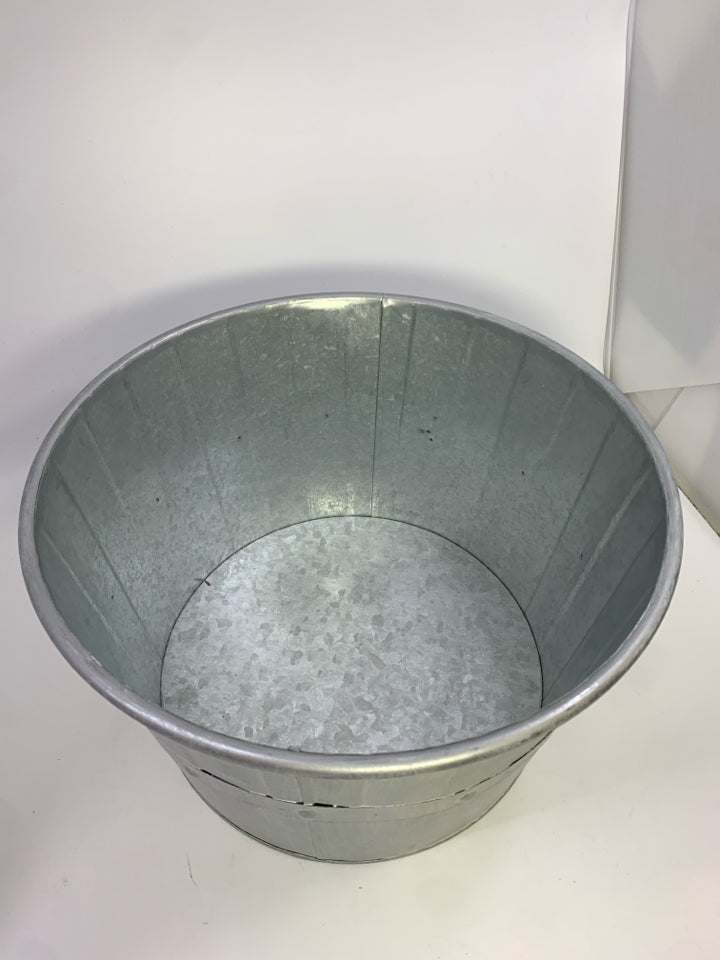 GALVANIZED TIN BUSHEL BUCKET.