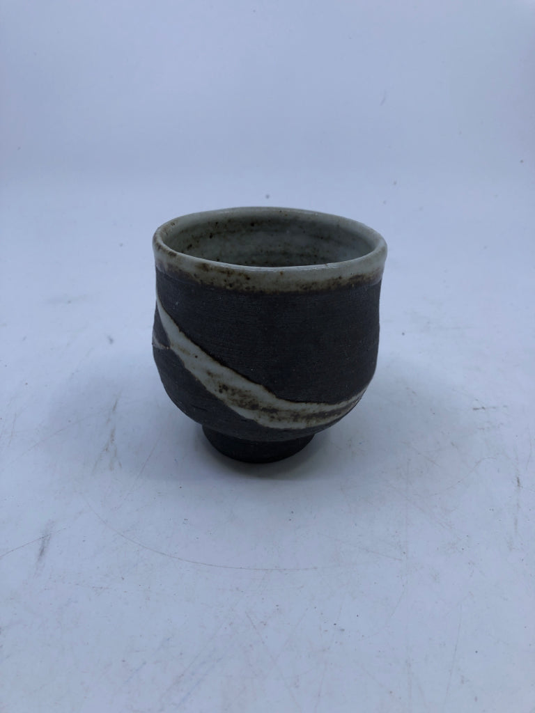 SMALL BLUE POTTERY GLAZED CUP.