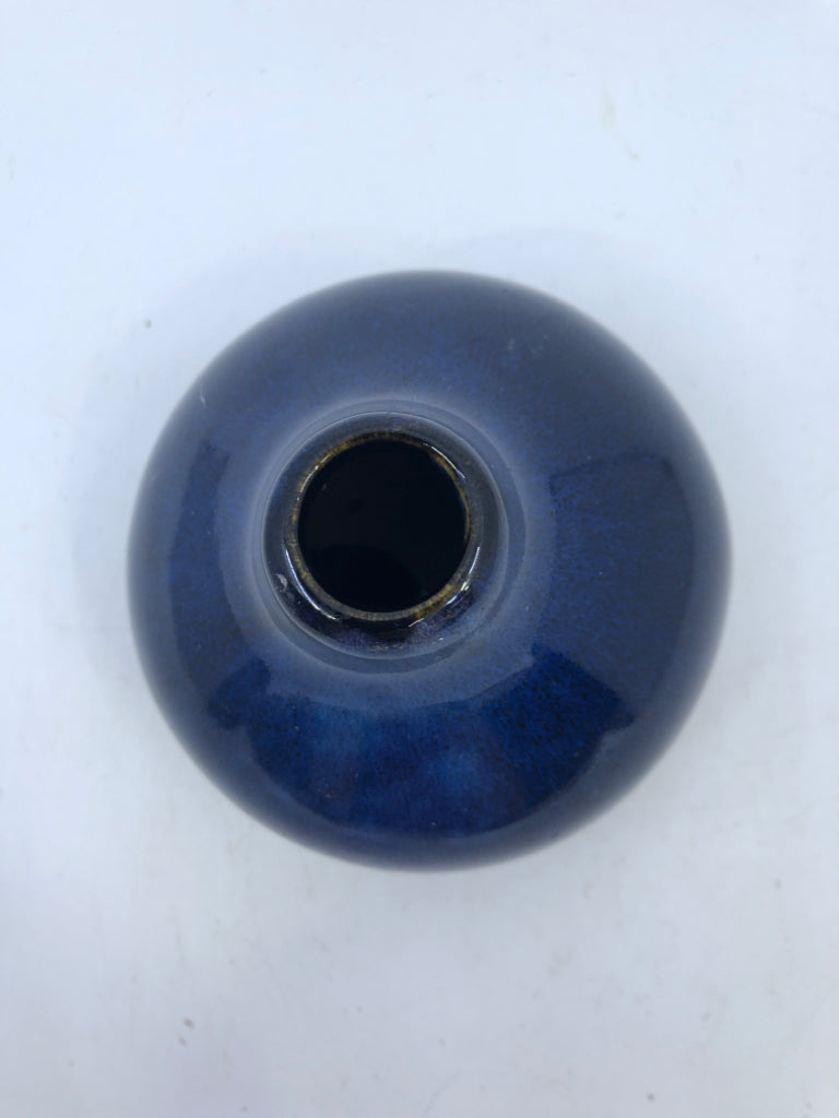 DK BLUE BUD VASE, CERAMIC.
