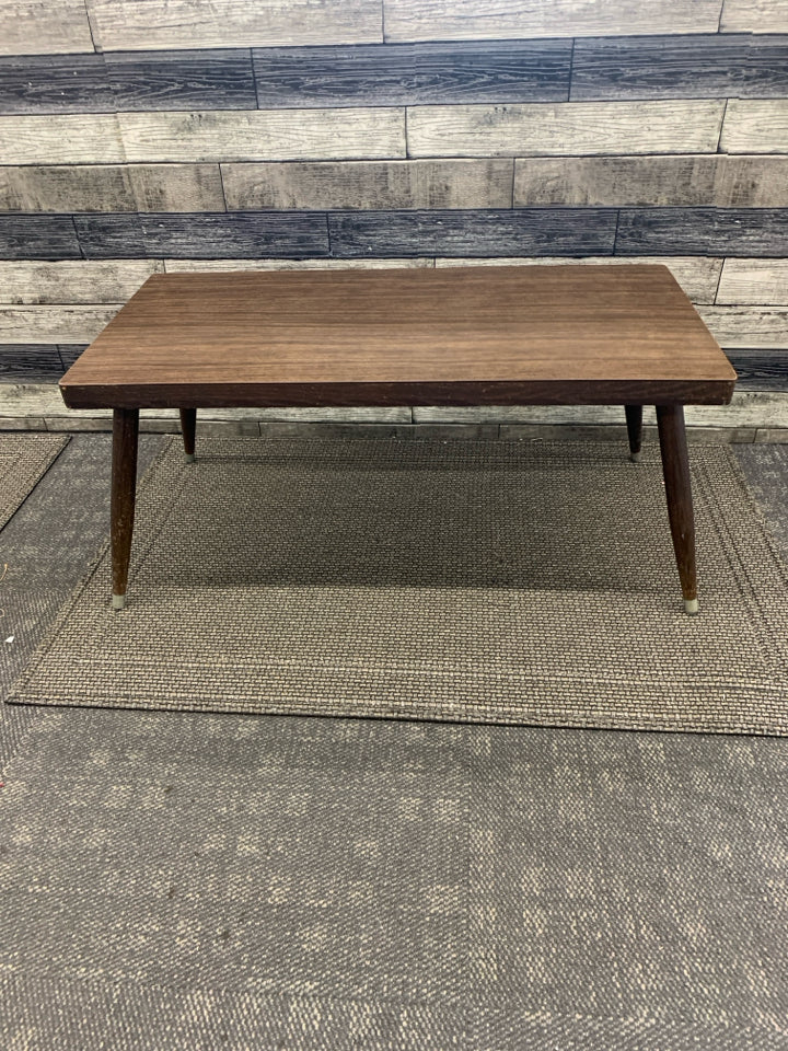 VTG SMALL DARK WOOD COFFEE TABLE.