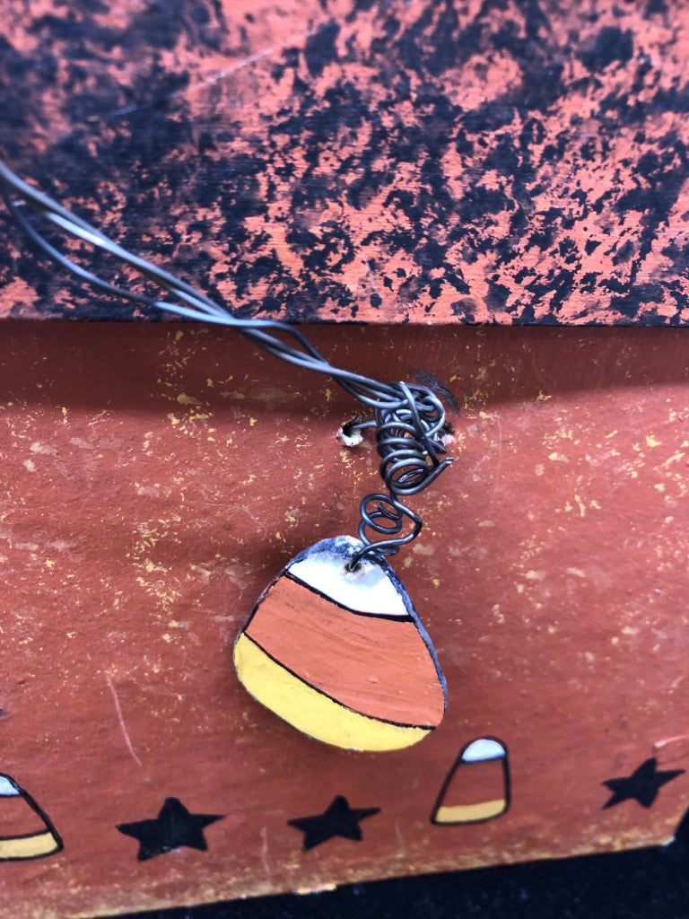 "BOO" HALLOWEEN BOX W/ LID AND WIRE HANDLE.