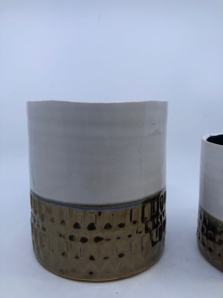 3PC CREAM AND GOLD PLANTER SET.