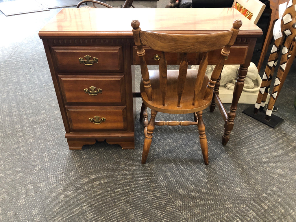 SOLID MAPLE DESK W/ 4 DRAWERS GOLD HARDWARE + CHAIR BASSETT.