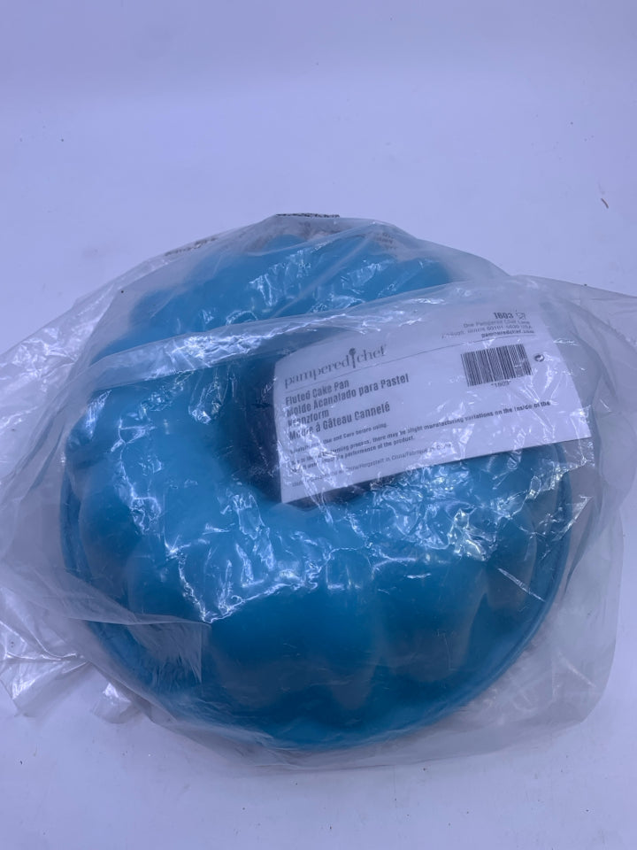 NIP TEAL  FLUTED BUNDT PAN 1603