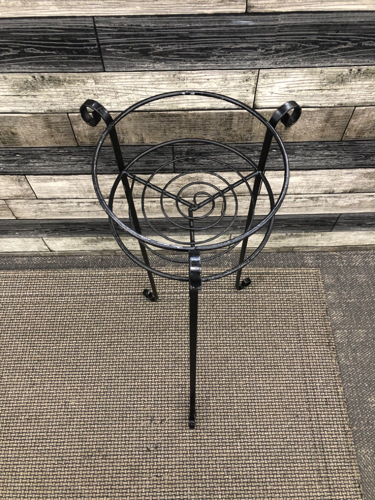 BLACK METAL ROUND PLANT STAND.