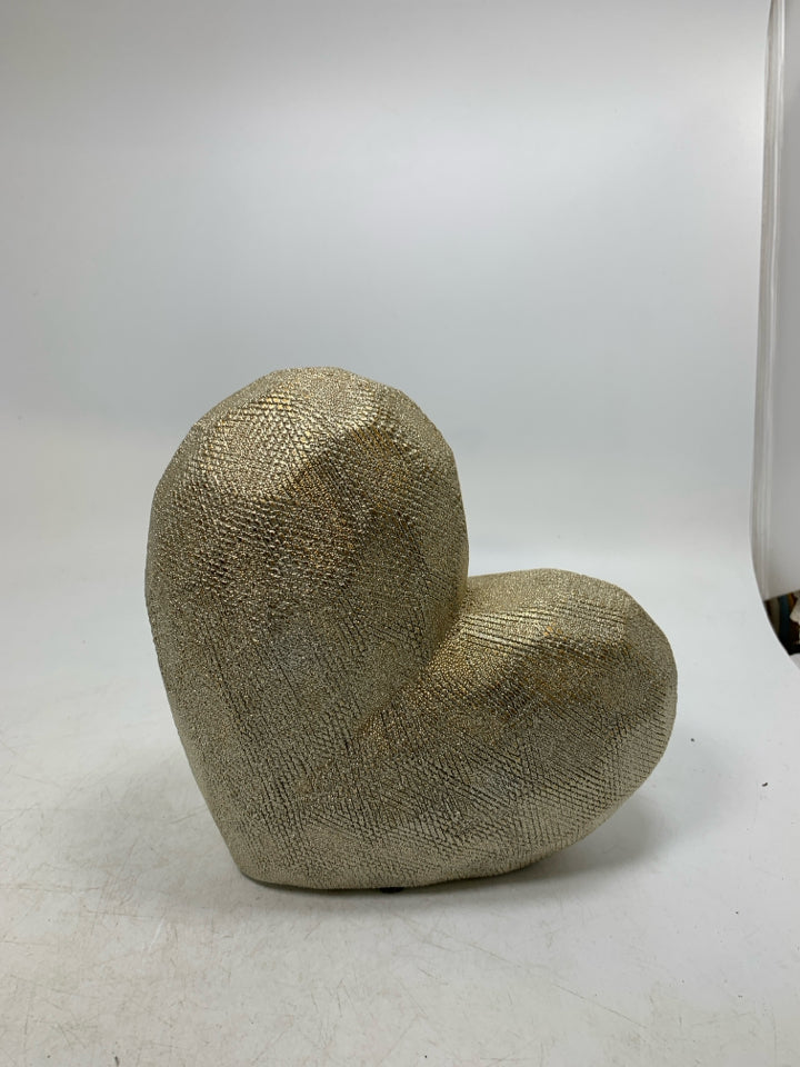 3D CERAMIC PUFF HEART SIDEWAYS.