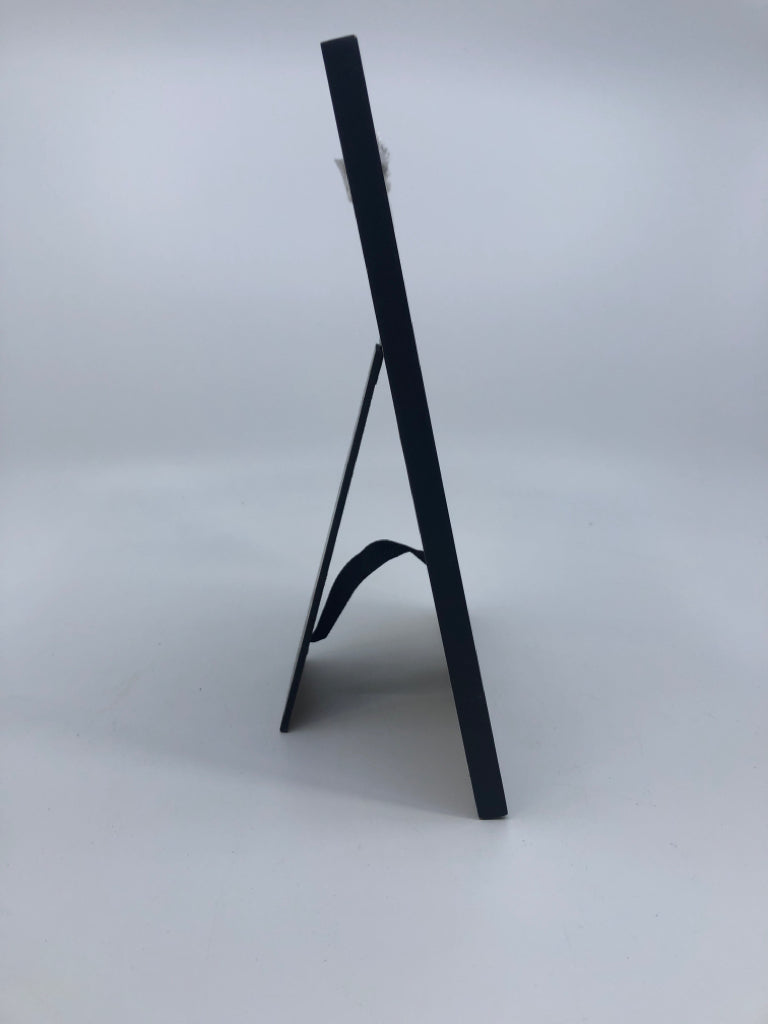 BLACK GRADUATION FRAME.