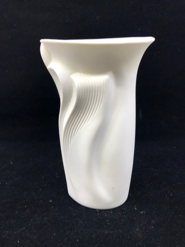 VTG WHITE CERAMIC VASE W WAVY EDGE.