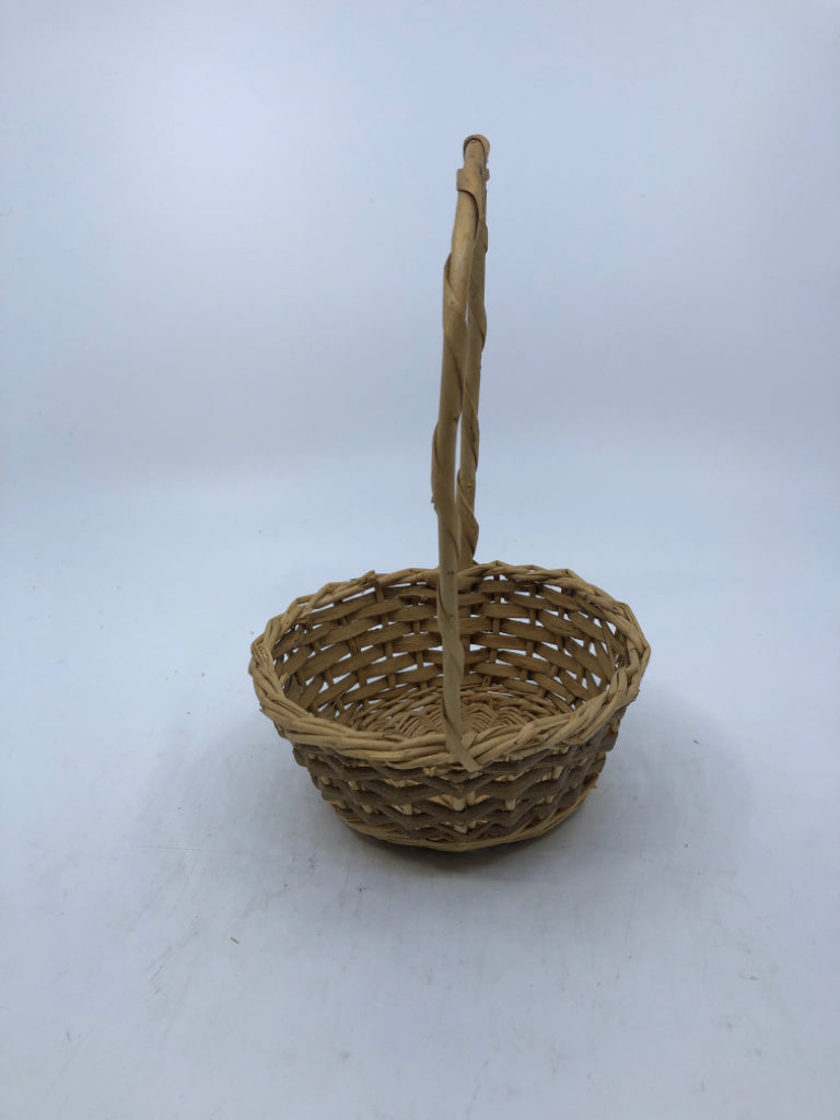 SMALL WICKER BASKET W/HANDLE.