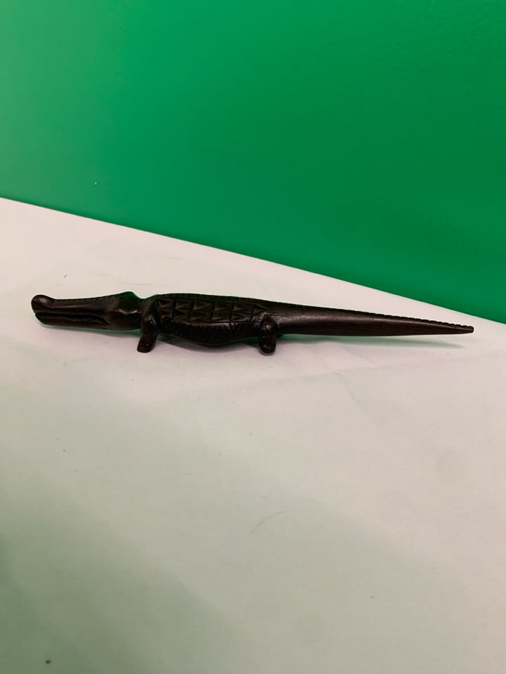 WOOD CARVED ALLIGATOR.