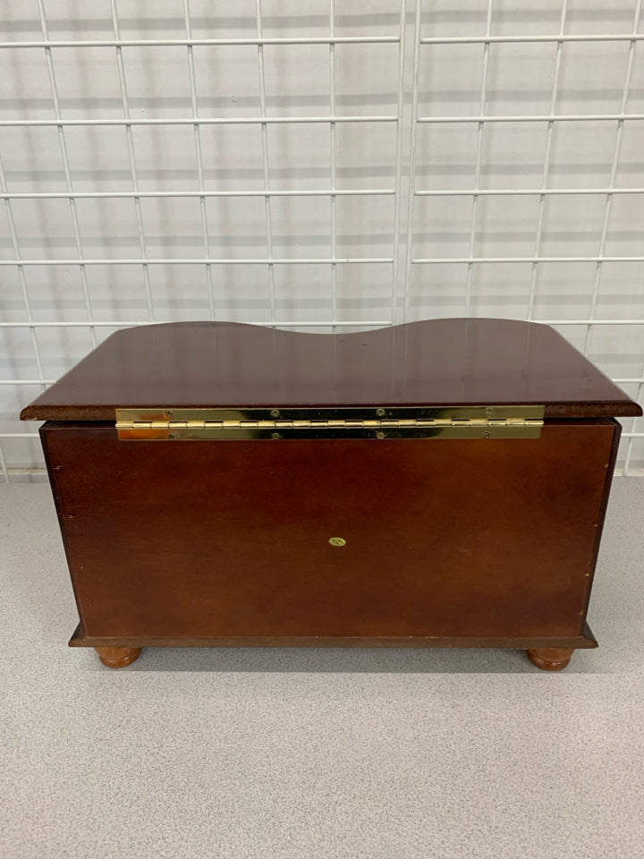 FLIP TOP LID JEWELRY BOX.