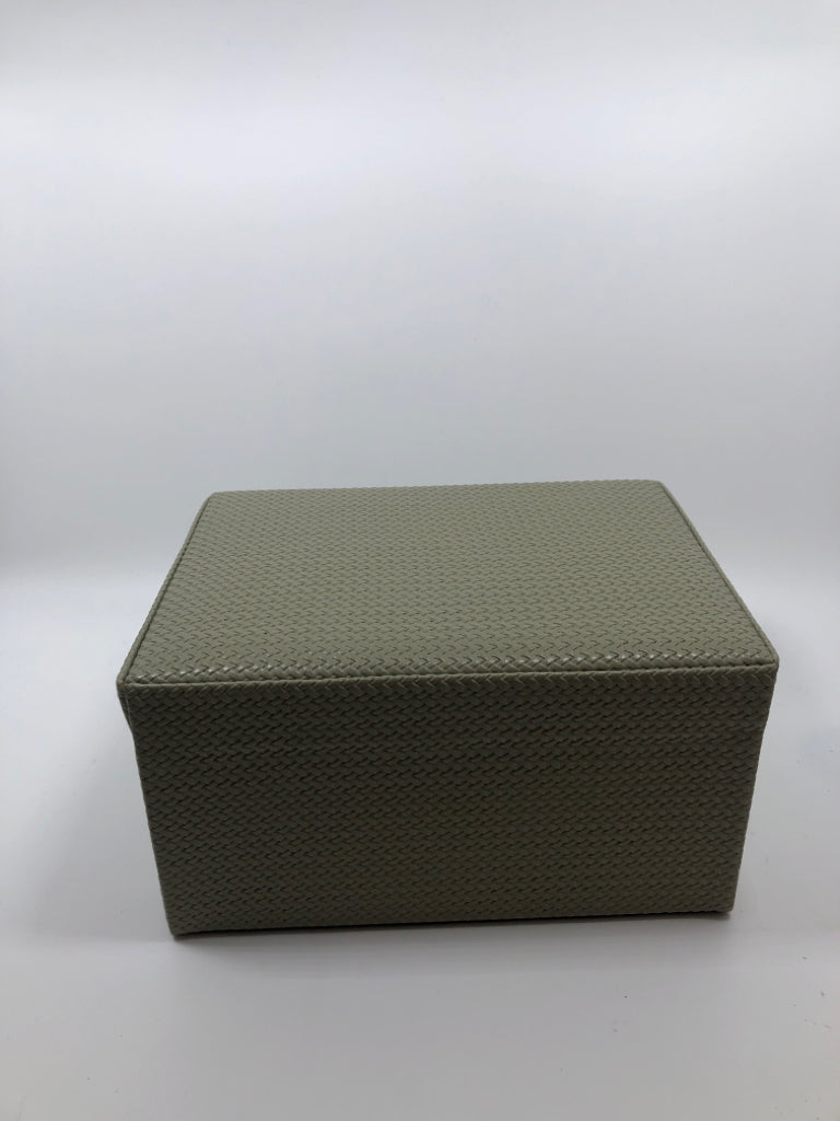 FAUX GREY LEATHER STORAGE BOX.