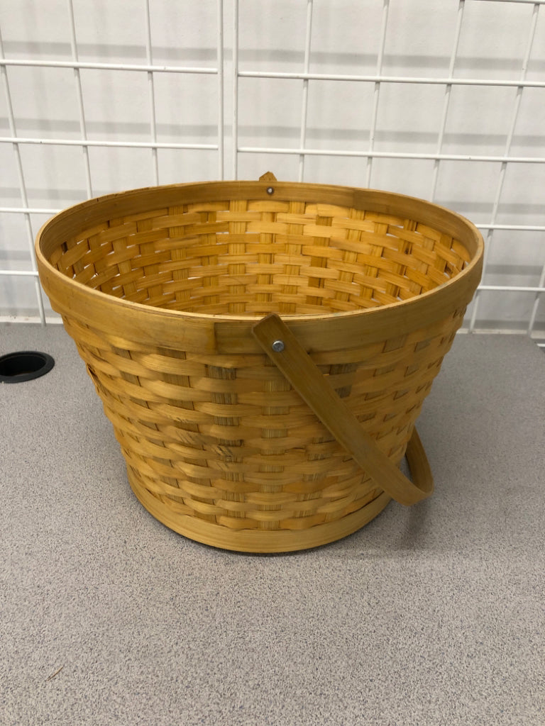 WOVEN BASKET W/HANDLE.