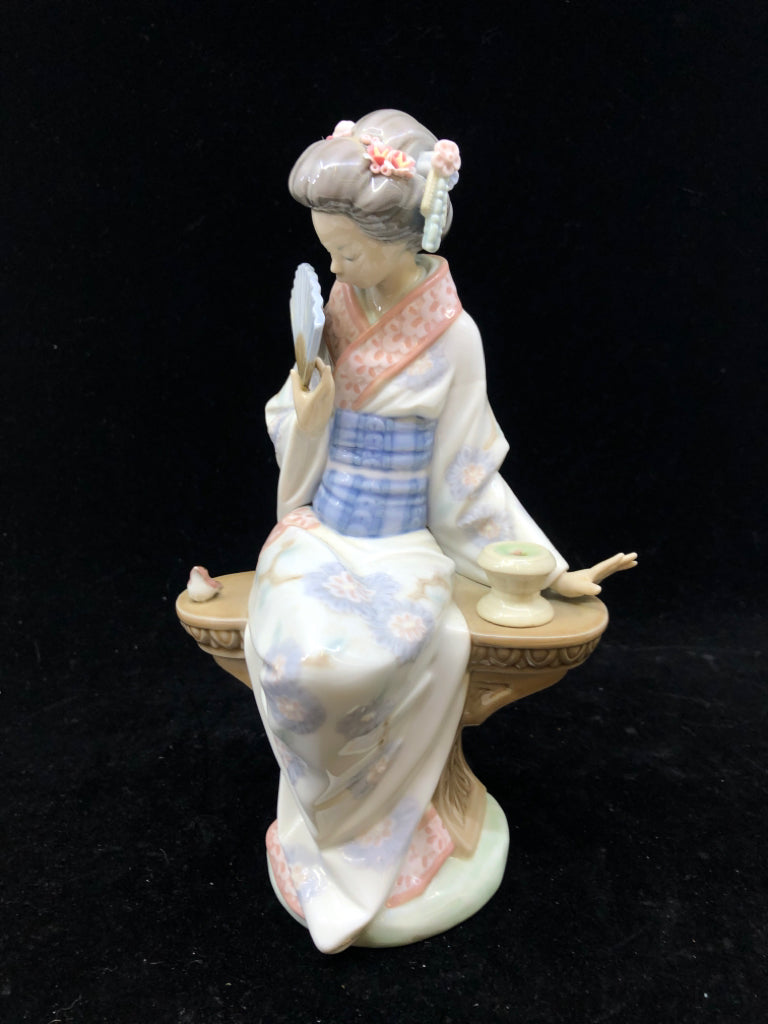 LLADRO WOMAN SITTING ON BENCH.